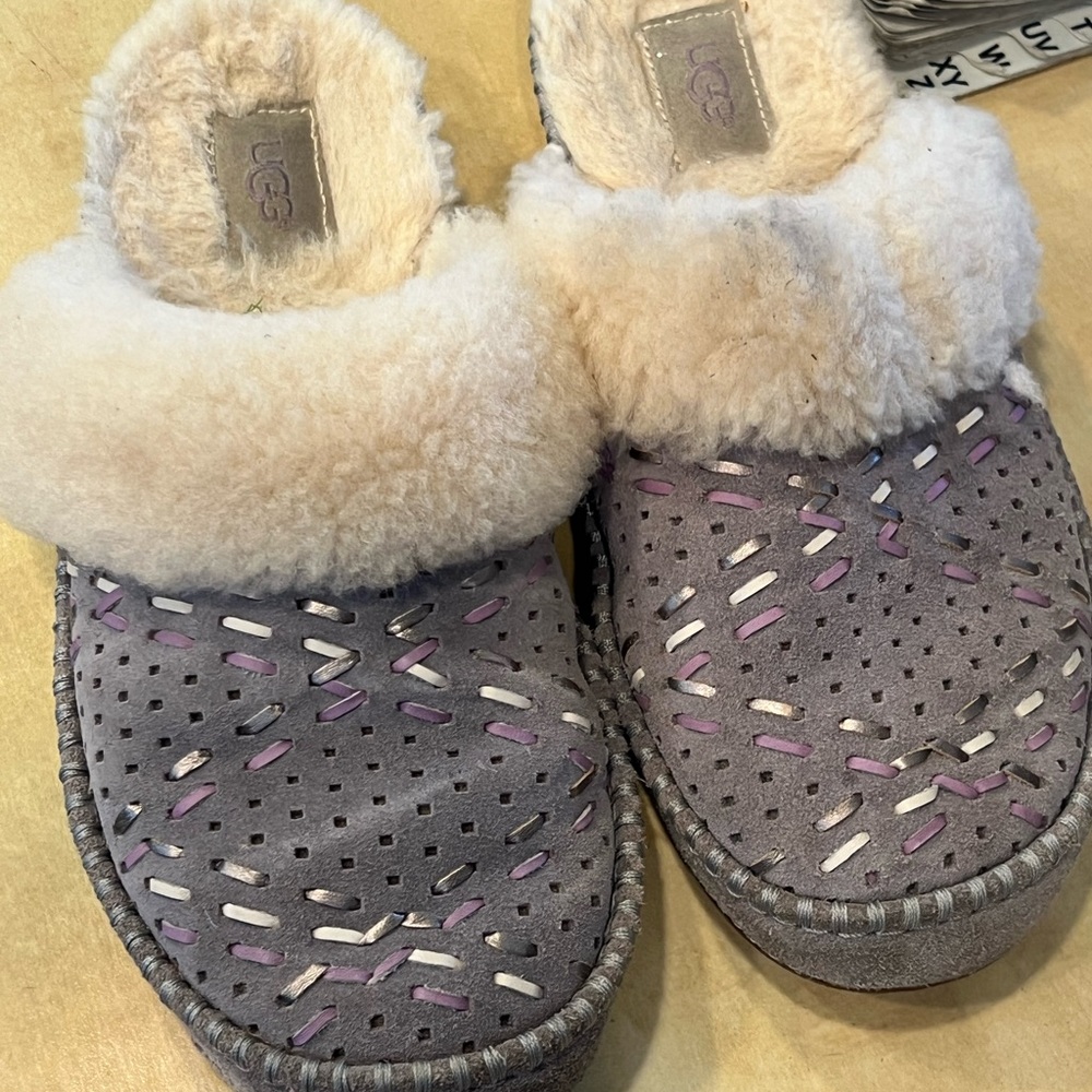 UGG slippers hardly used.